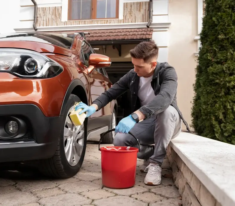 Lavage auto à domicile Saint-Georges-de-Baroille : professionnel intervenant sur un véhicule